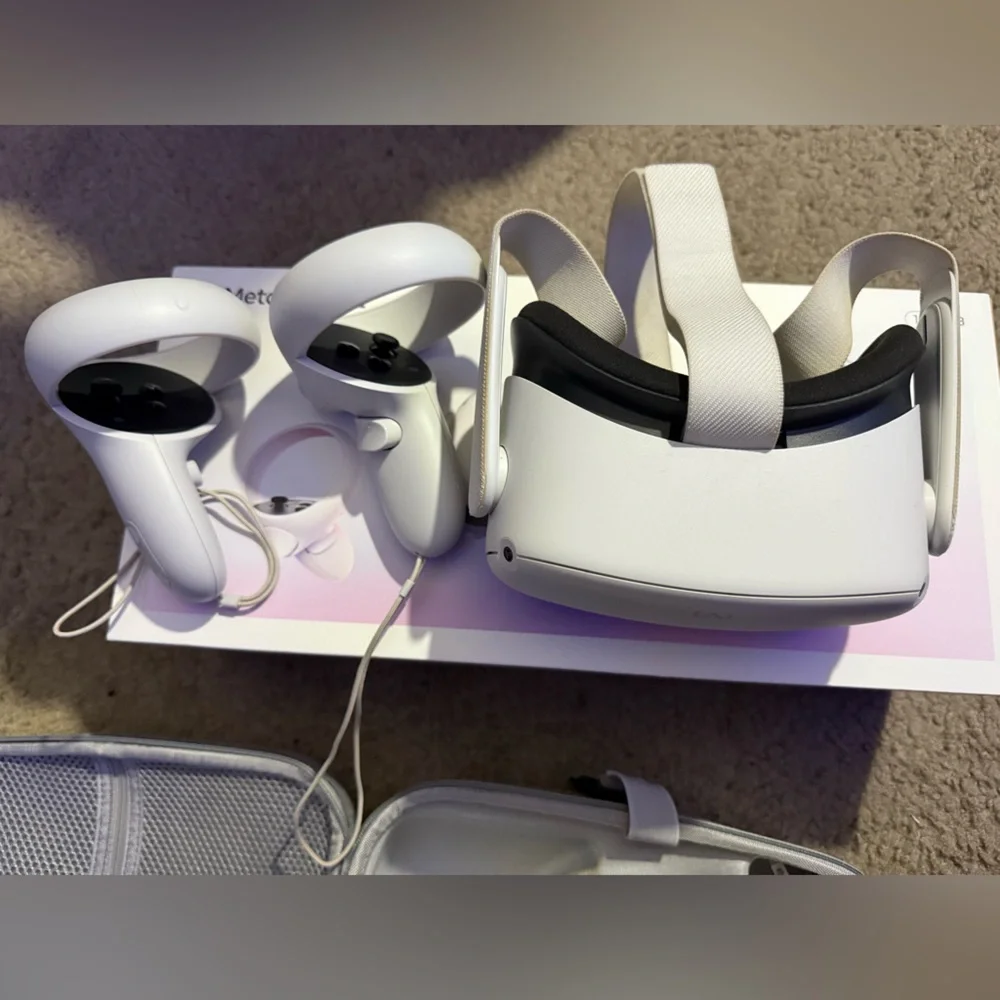 Oculus meta quest 2 plus the case
